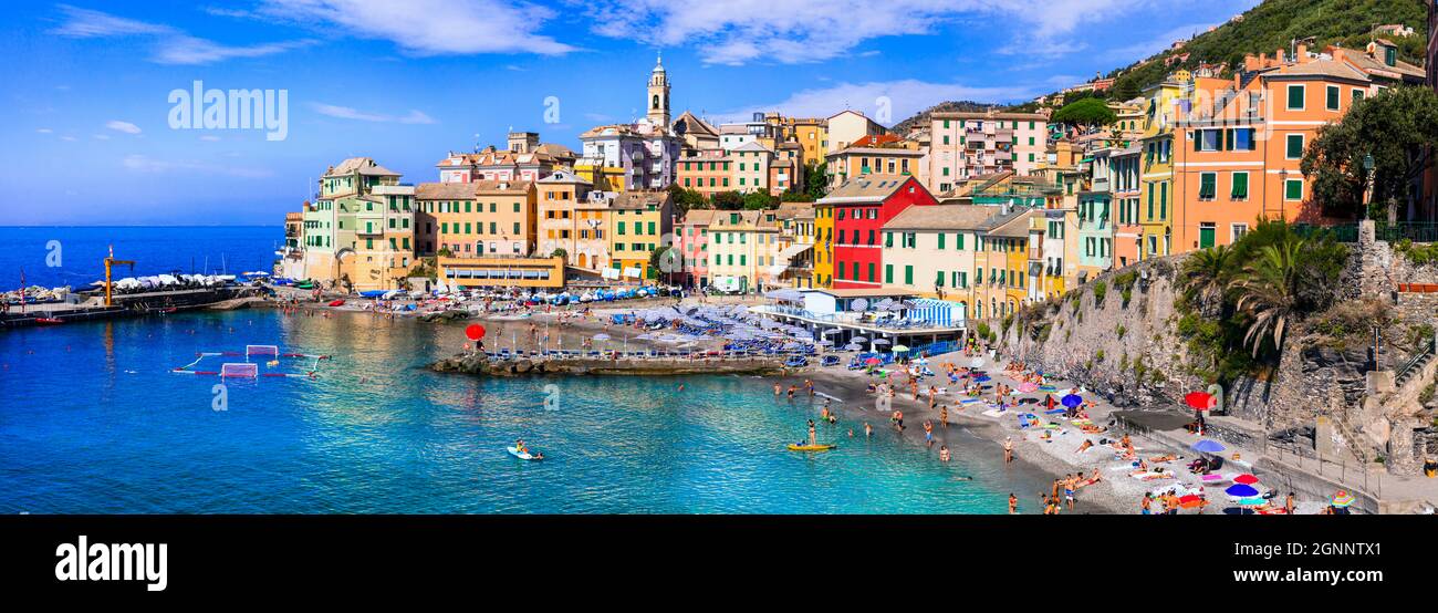Località costiere più colorate vicino Genova - bellissimo villaggio Bogliasco in Liguria con bella spiaggia. Destinazioni estive in Italia dal 2021 al 2021 settembre Foto Stock