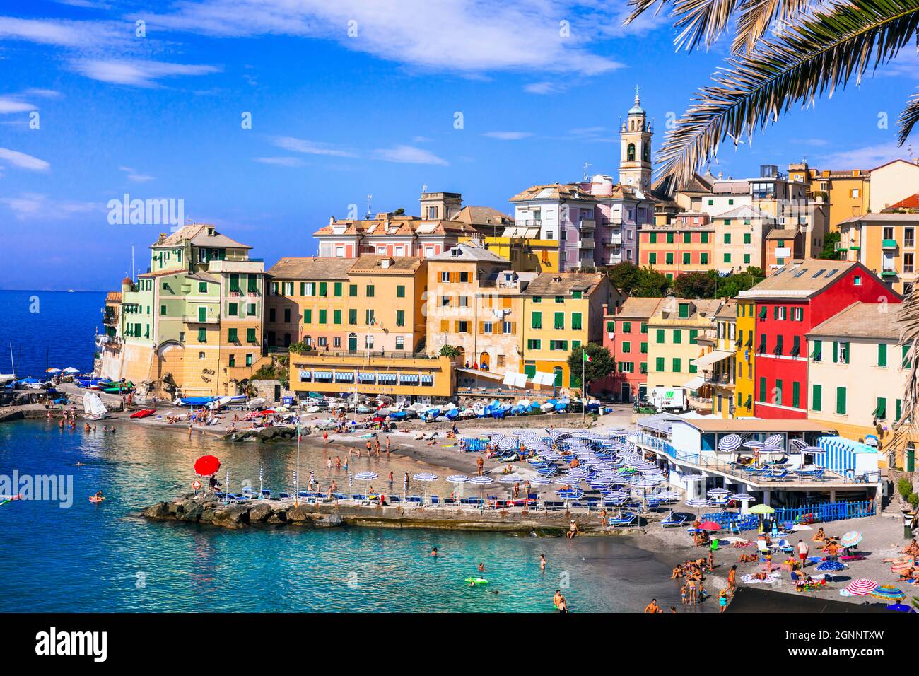 Località costiere più colorate vicino Genova - bellissimo villaggio Bogliasco in Liguria con bella spiaggia. Destinazioni estive in Italia dal 2021 al 2021 settembre Foto Stock