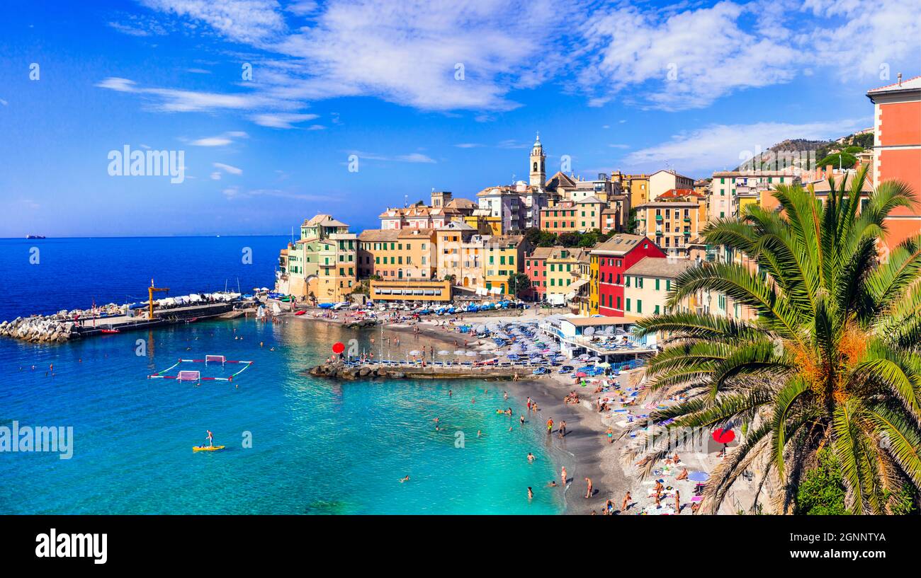 Località costiere più colorate vicino Genova - bellissimo villaggio Bogliasco in Liguria con bella spiaggia. Destinazioni estive in Italia Foto Stock