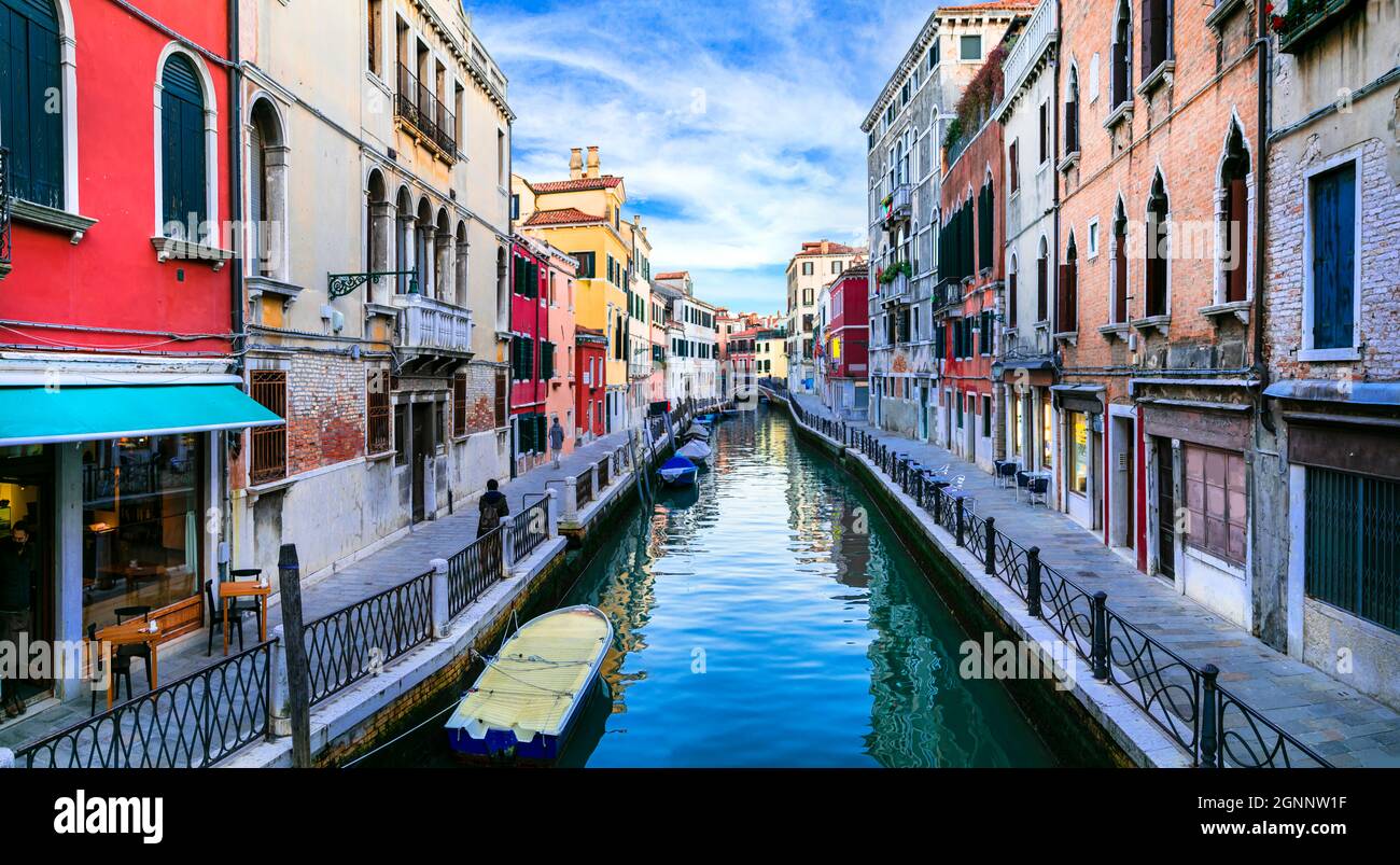 Città di Venezia, Italia. Romantici canali veneziani con strade strette. Viaggi in Italia e luoghi di interesse Foto Stock