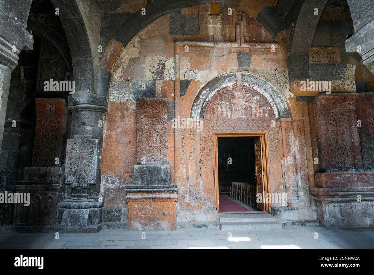 Portale con scena scolpita della parabola delle vergini sagge e stolte al monastero di Hovhannavank nella provincia di Aragatsotn in Armenia Foto Stock