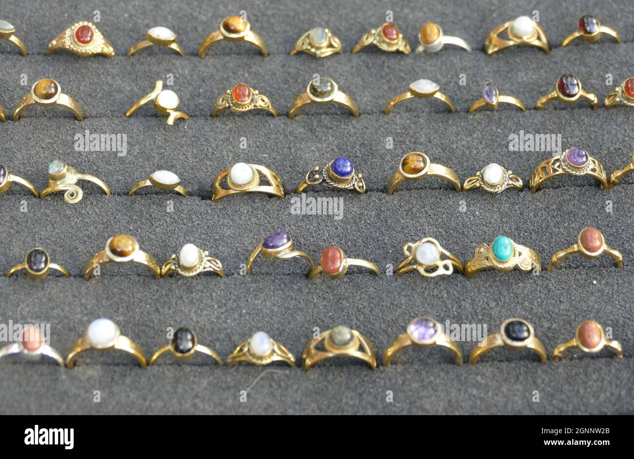 Anelli vintage anelli hippie con pietre in mostra ad anello Foto stock Alamy
