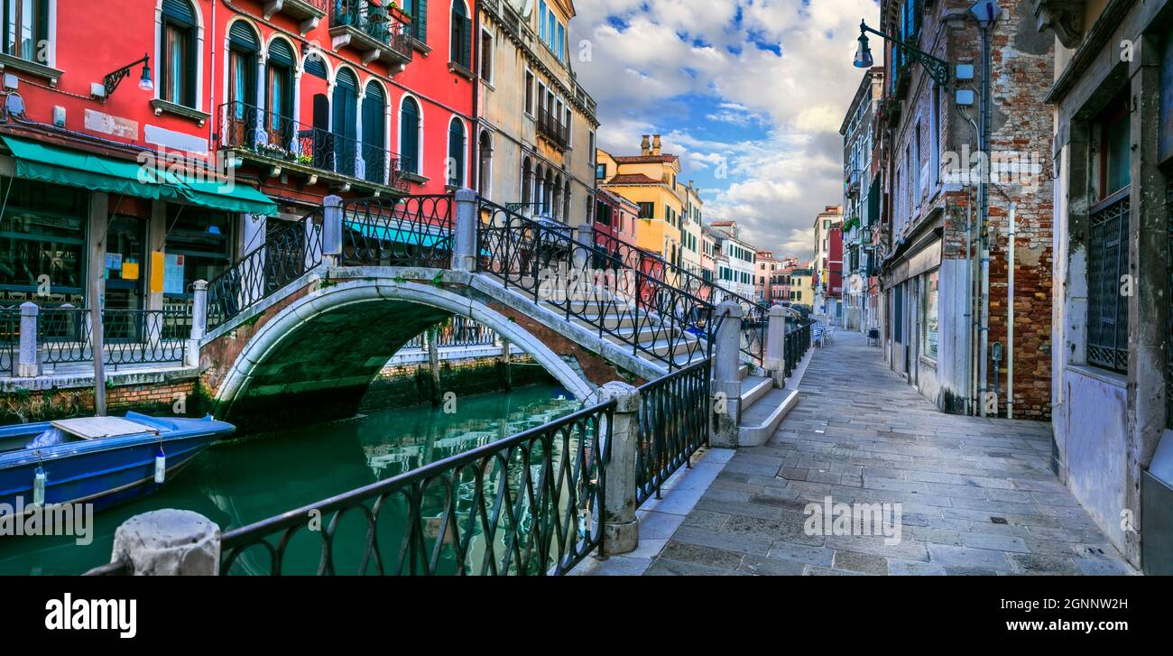 Città di Venezia, Italia. Romantici canali veneziani con strade strette. Viaggi in Italia e luoghi di interesse Foto Stock