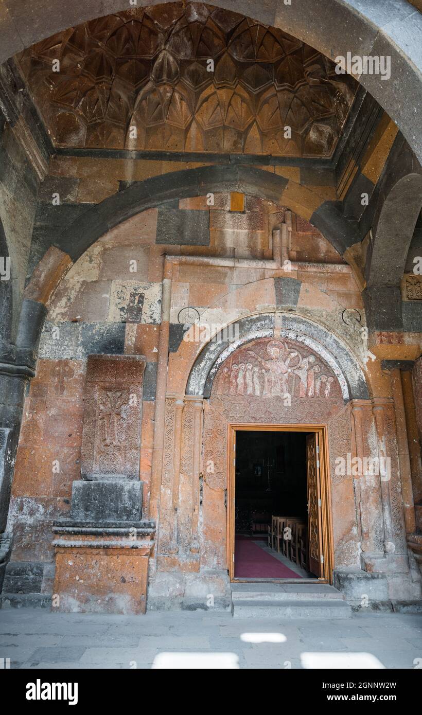 Portale con scena scolpita della parabola delle vergini sagge e stolte al monastero di Hovhannavank nella provincia di Aragatsotn in Armenia Foto Stock