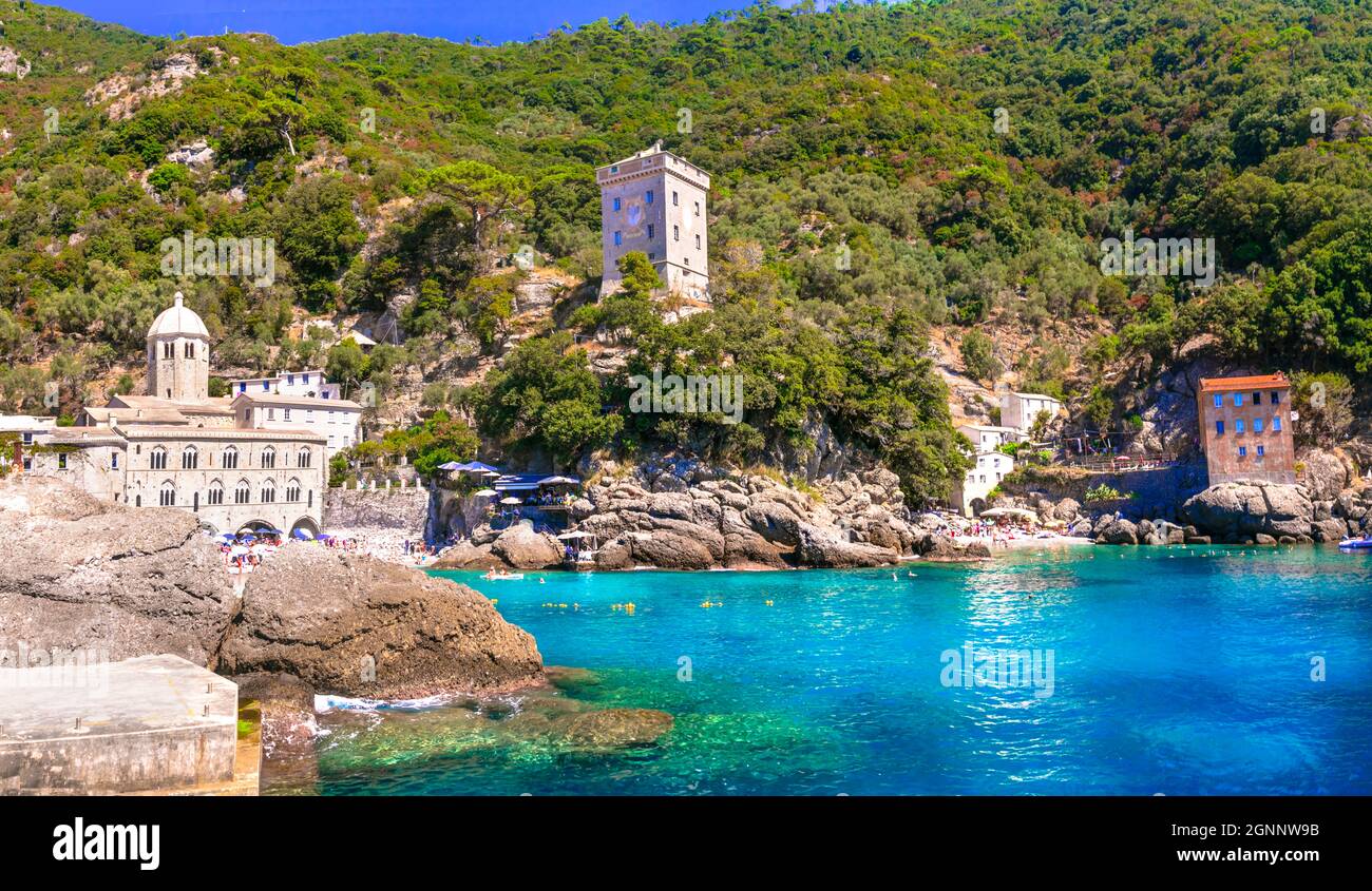 Le migliori spiagge d'Italia - piccola spiaggia panoramica e monastero di San Fruttoso (abbazia), popolare destinazione turistica in Liguria Foto Stock