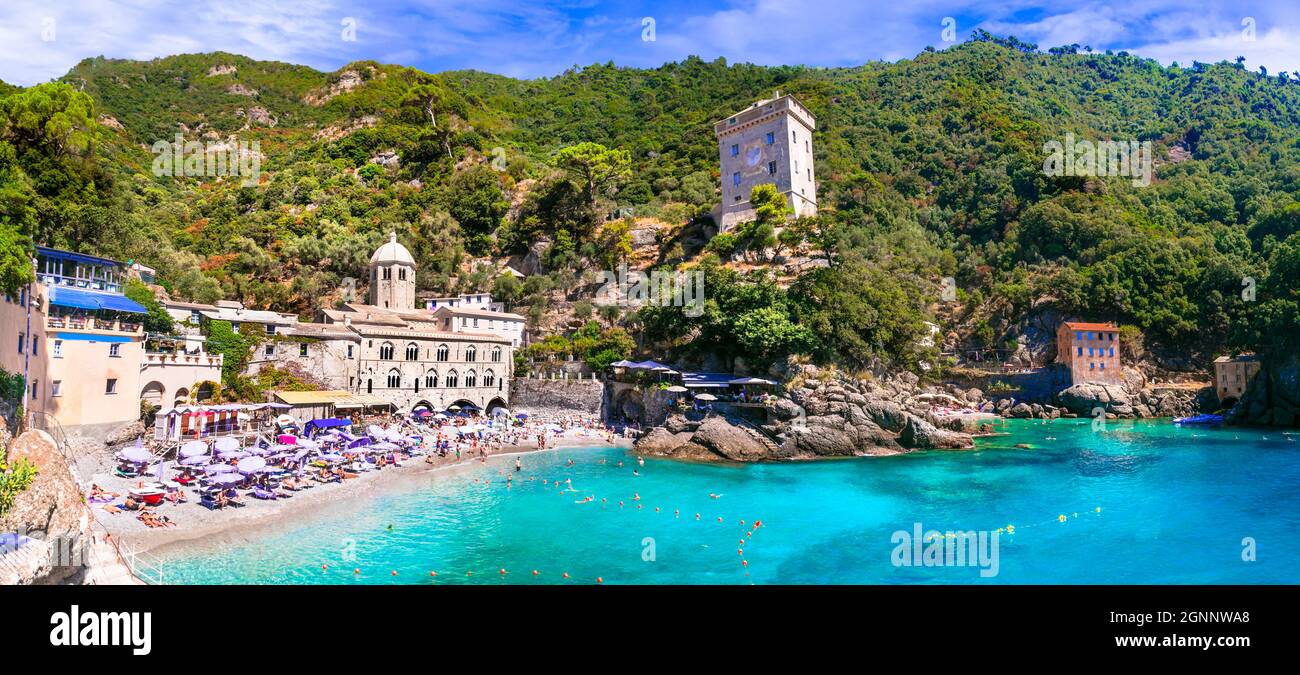 Le migliori spiagge d'Italia - piccola spiaggia panoramica e monastero di San Fruttoso (abbazia), popolare destinazione turistica in Liguria Foto Stock