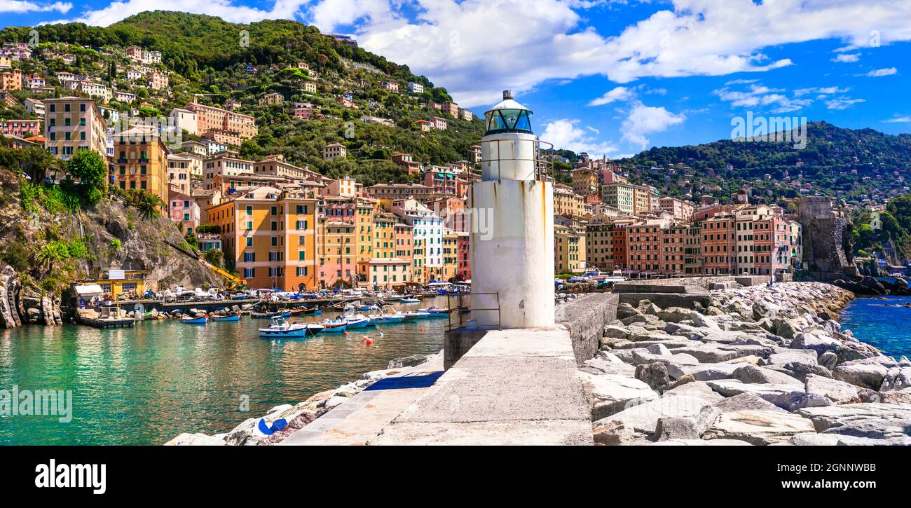 Viaggi in Italia, Liguria - bellissima città costiera Camogli . vista panoramica con palafitta e barche da pesca Foto Stock