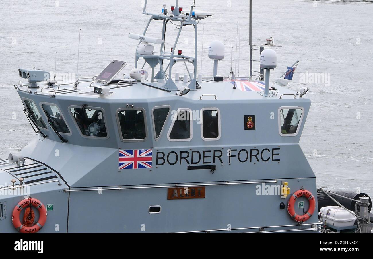 10 settembre 2021 - Poole, Regno Unito: Nave di protezione della forza di frontiera britannica in porto con bandiera e cinture di salvataggio visibili. Foto di alta qualità Foto Stock