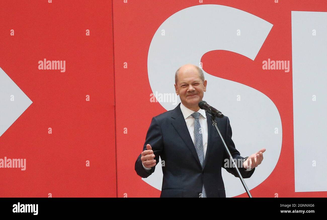 Berlino, Germania. 27 settembre 2021. Il giorno dopo le elezioni del Bundestag, il candidato SPD per il cancelliere OLAF Scholz è sul palco presso la Willy Brandt Haus. Credit: Wolfgang Kumm/dpa/Alamy Live News Foto Stock