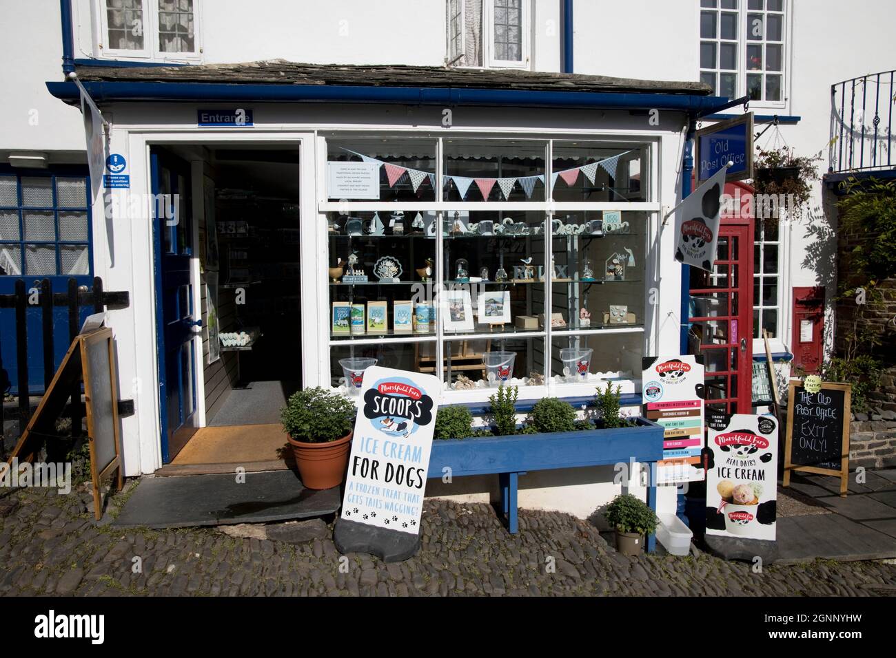 Ufficio postale di Clovelly e negozio su ripida strada lastricata nel villaggio antico di Clovelly North Devon Regno Unito Foto Stock