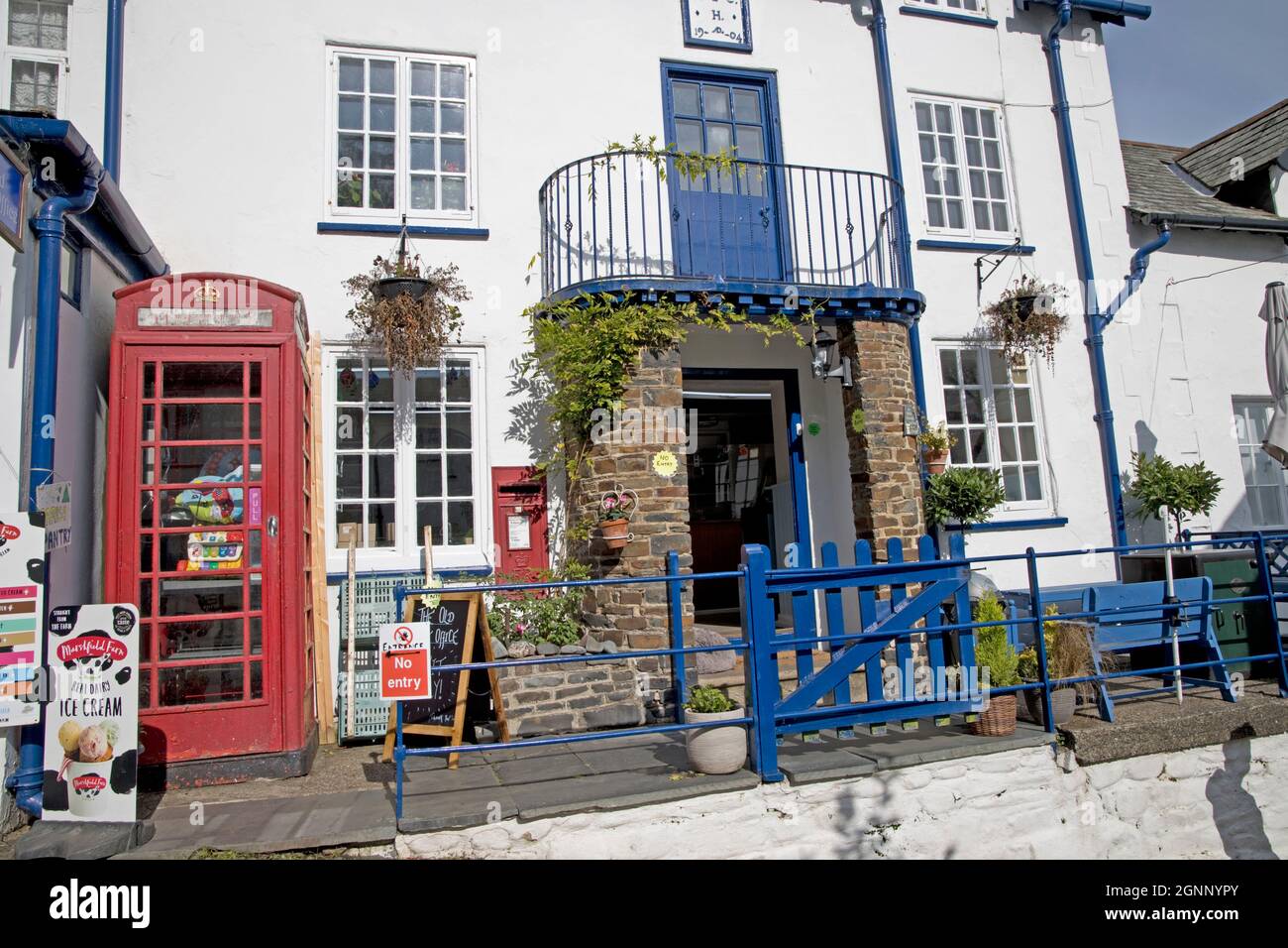 Ufficio postale di Clovelly e negozio su ripida strada lastricata nel villaggio antico di Clovelly North Devon Regno Unito Foto Stock