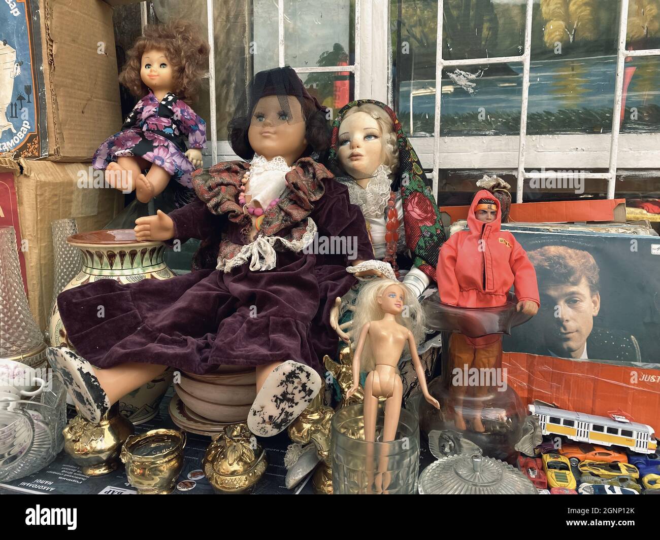 Lviv, Ucraina - 7 settembre 2021 : bambole d'antiquariato e altri beni d'epoca sul mercato delle pulci. Shopping Thrift, giocattoli vintage. Messa a fuoco selettiva Foto Stock
