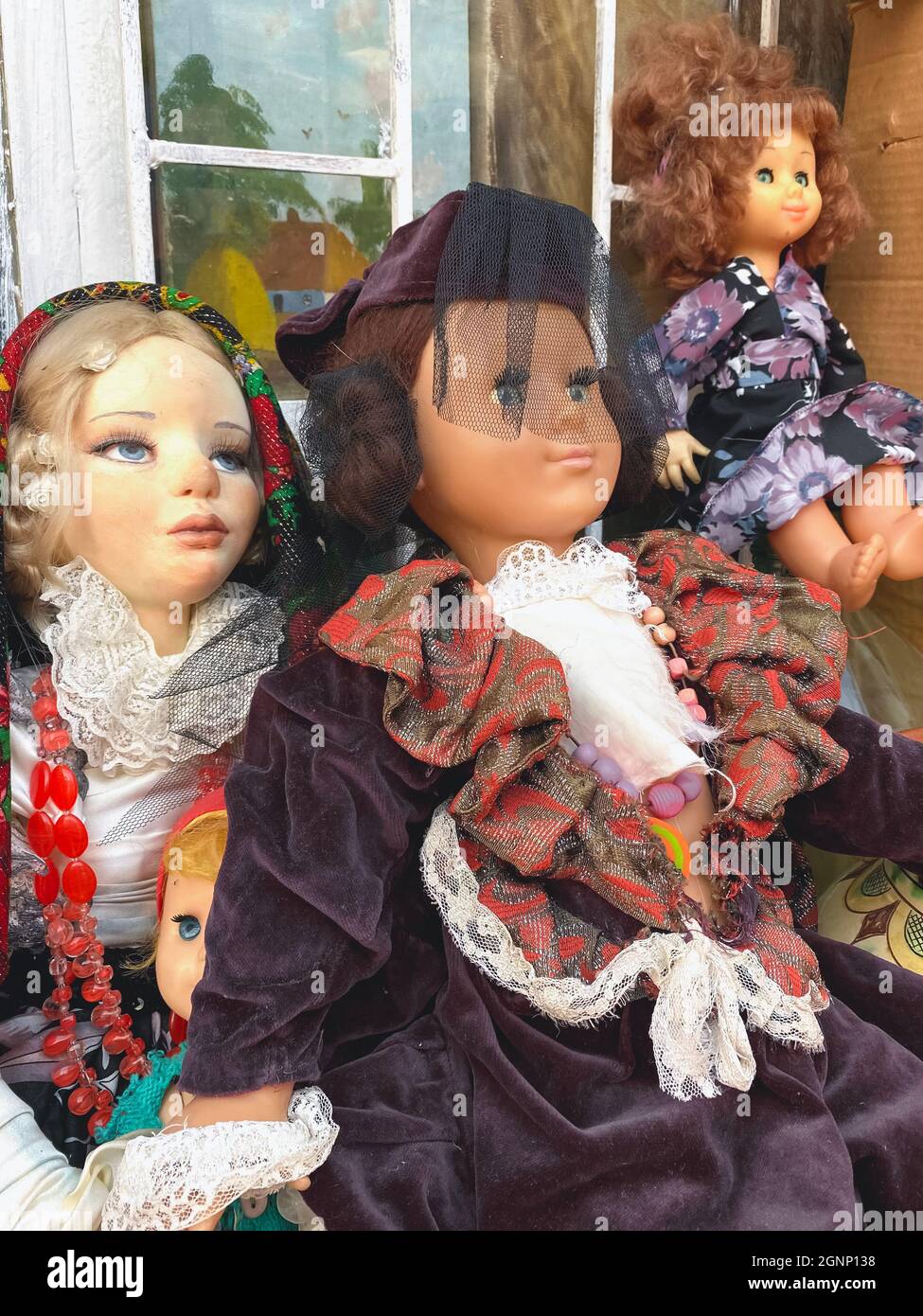 Lviv, Ucraina - 7 settembre 2021 : primo piano di bambole d'epoca e altri beni d'epoca sul mercato delle pulci. Shopping Thrift, giocattoli vintage. Selettivo Foto Stock