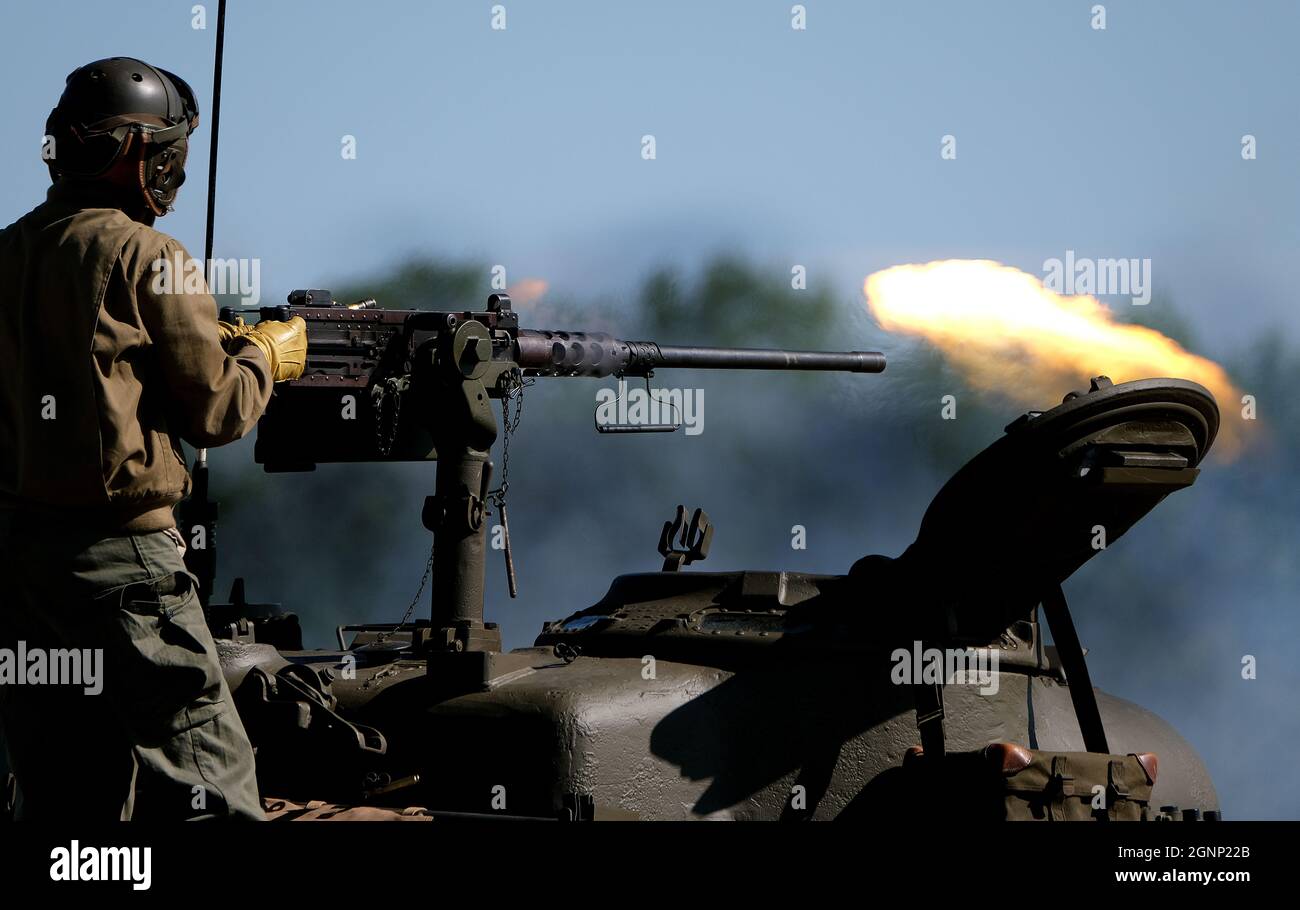 Equipaggio di carri armati Sherman con mitragliatrice calibro 50. Pubblico mondo guerra due spettacolo. Foto Stock