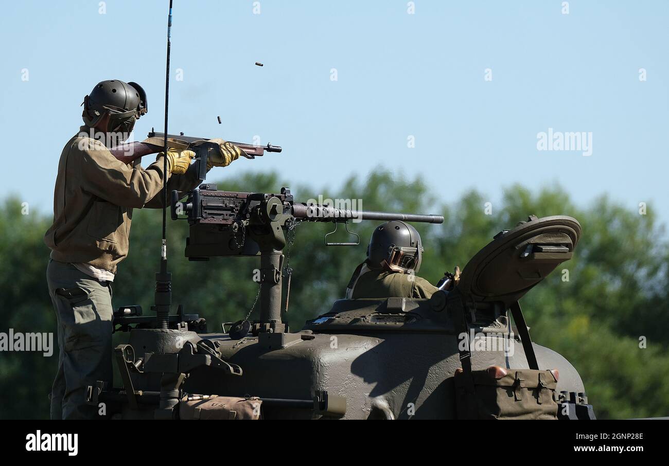 Equipaggio di carri armati Sherman con mitragliatrice calibro 50. Pubblico mondo guerra due spettacolo. Foto Stock