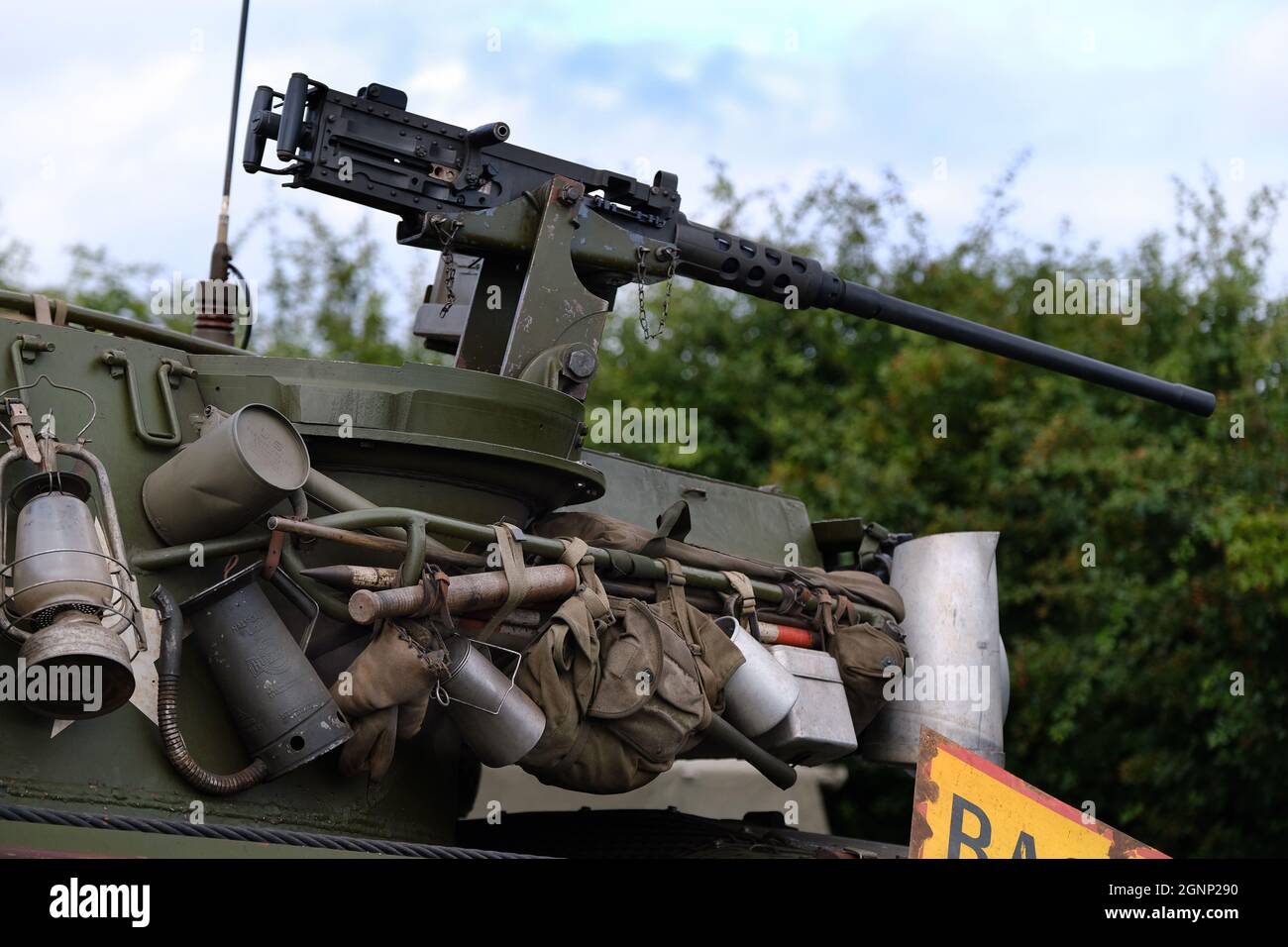 Equipaggio di carri armati Sherman con mitragliatrice calibro 50. Pubblico mondo guerra due spettacolo. Foto Stock