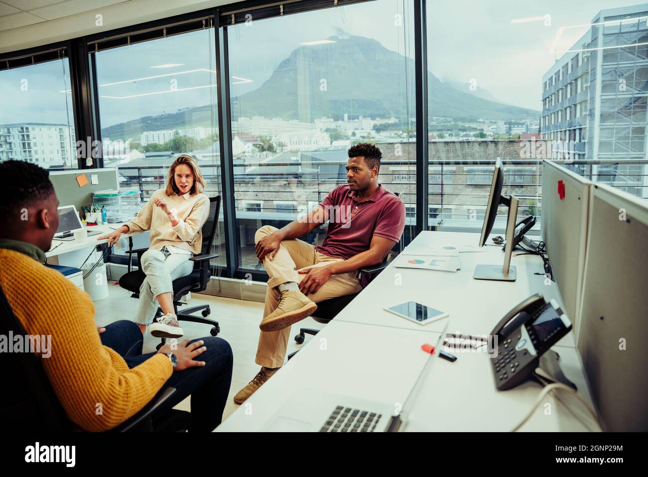 Gruppo di designer diversi che discutono dei logo per il nuovo progetto in open Office Foto Stock