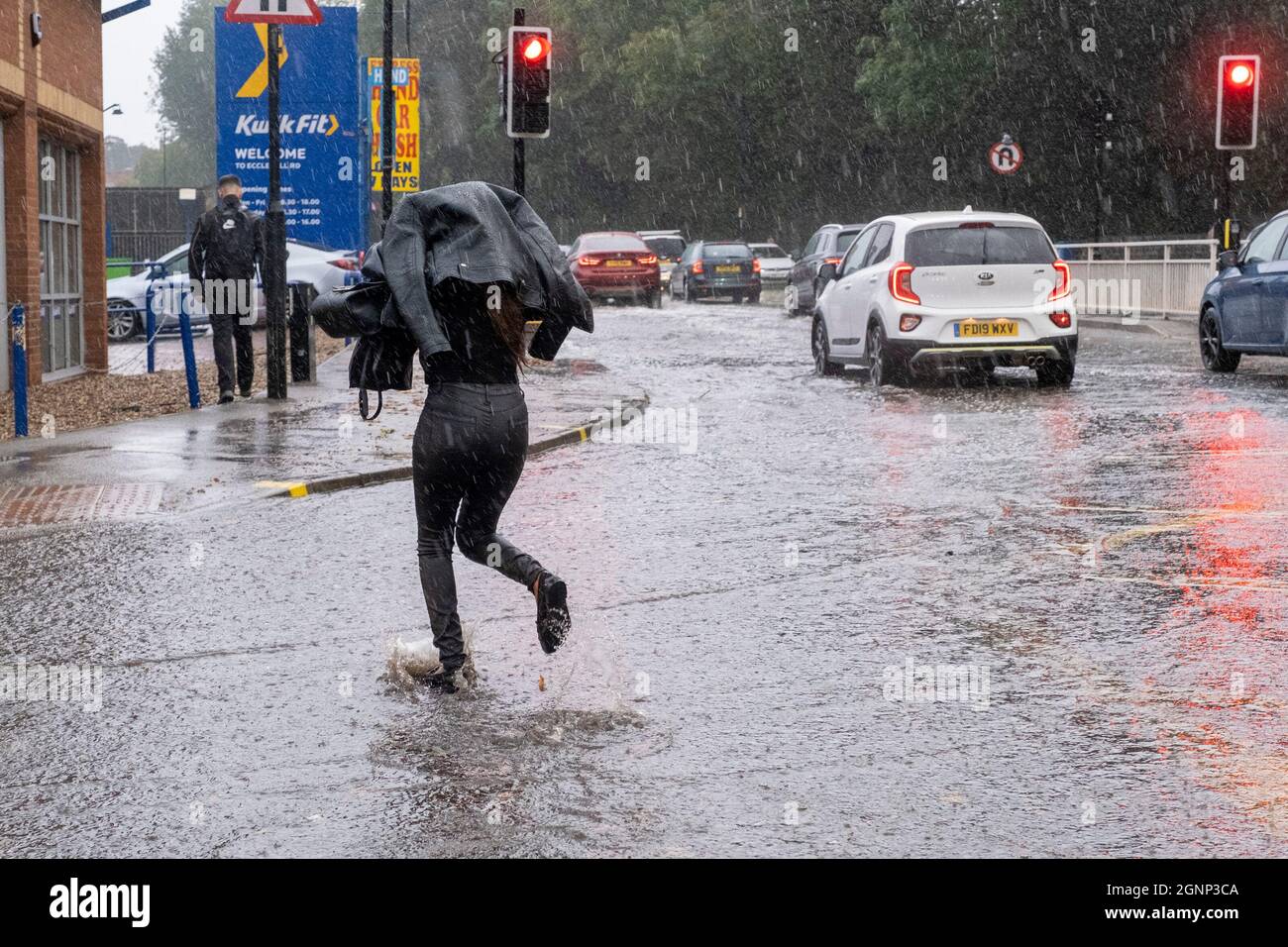 Sheffield, UK- 27 Settembre 2021 -gli automobilisti guidano attraverso l'acqua allagata durante l'ora di punta a Sheffield mentre il tempo umido e ventoso attraversa il paese: Credit: Mark Harvey/Alamy Live News Foto Stock