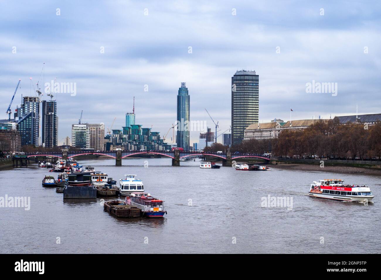 Barche sul fiume vicino Vauxhall Bridge - Londra, Inghilterra Foto Stock