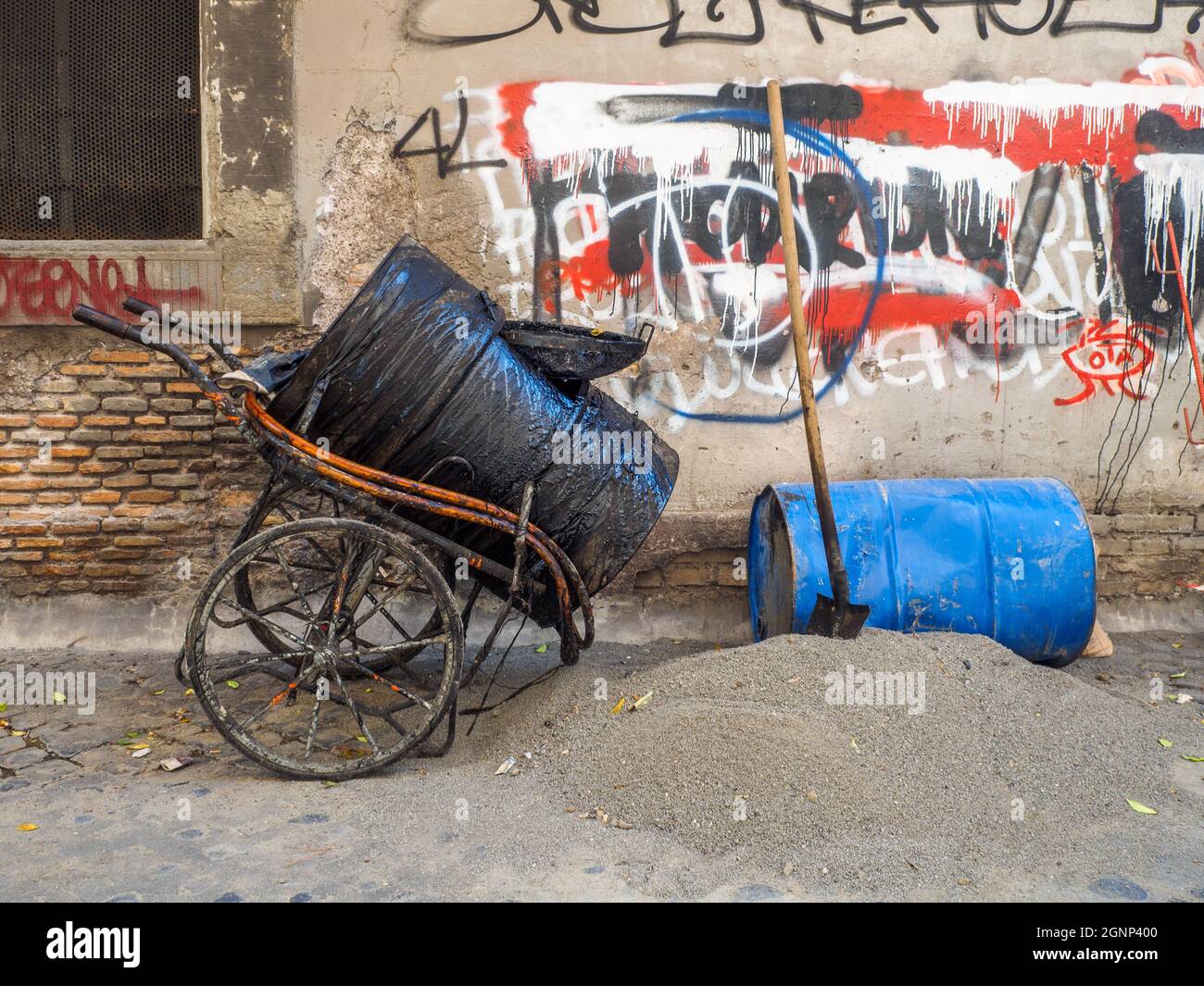 Un bidone pieno di catrame su un carretto - Roma, Italia Foto Stock