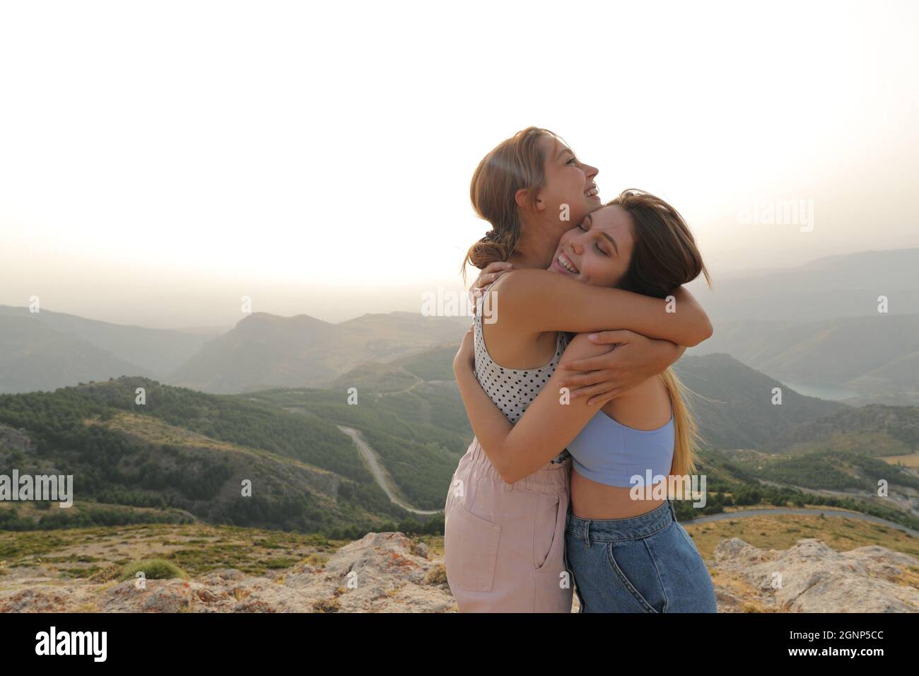 Due amici felici affettuosi in natura in vacanza Foto Stock