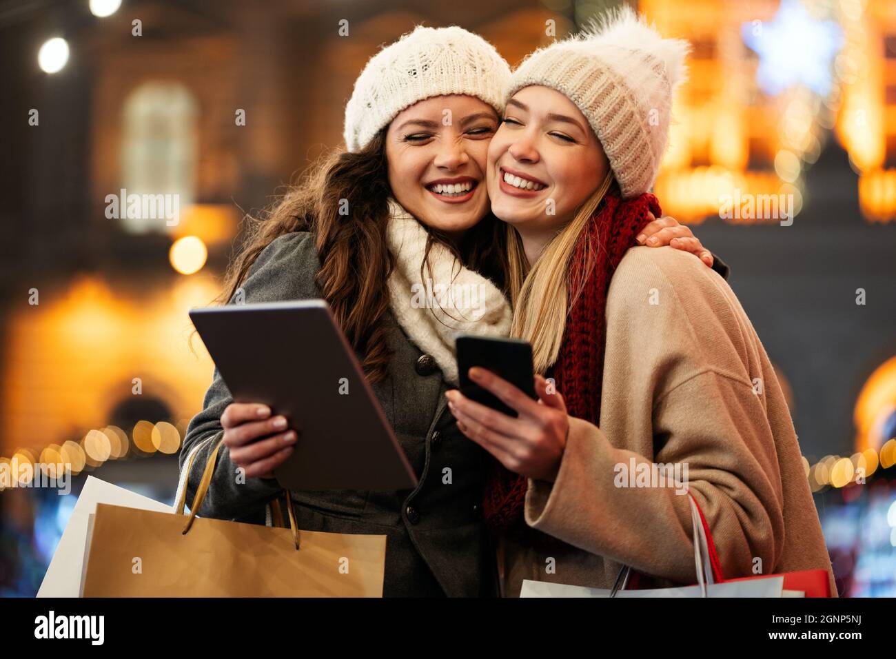 Buone donne amici shopping regali di Natale in città. People vacanza vendita felicità concetto Foto Stock