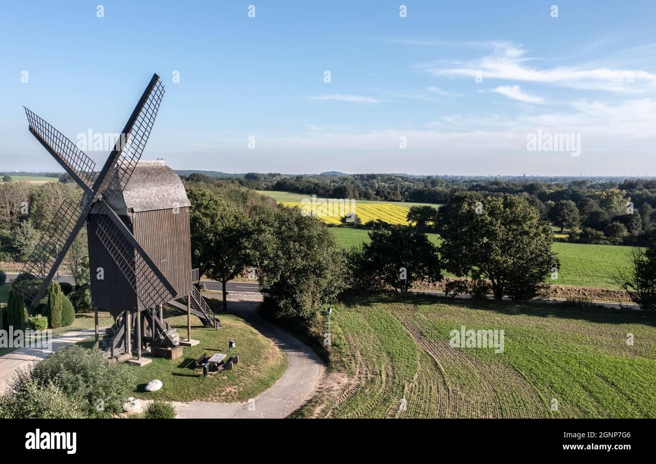 Historische Bockwindmühle bei Tönisberg. Luftaufnahme mit Landschaft im Spätsommer Foto Stock