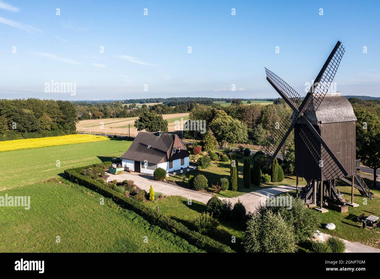 Historische Bockwindmühle bei Tönisberg. Luftaufnahme mit Landschaft im Spätsommer Foto Stock