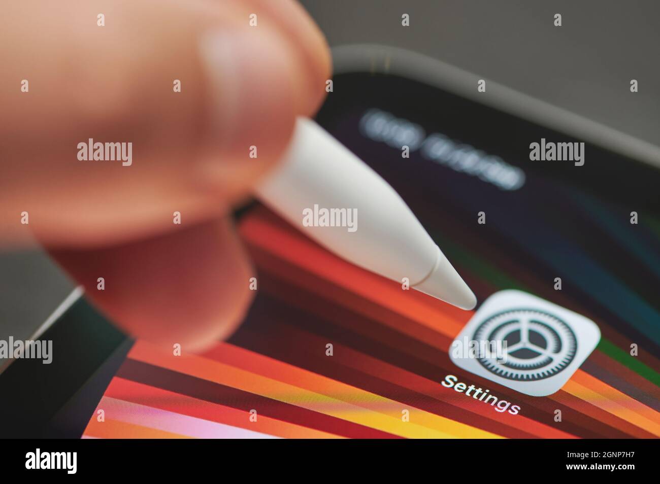 New york, USA - Settembre 24 2021: Controllare le impostazioni sulla schermata del menu dell'ipad in primo piano utilizzando la penna Foto Stock