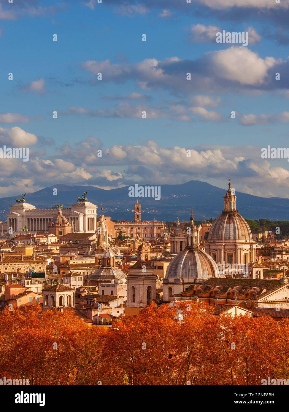 Autunno a Roma. Vista sullo skyline del centro storico poco prima del tramonto con monumenti antichi, cupole barocche e foglie rosse Foto Stock