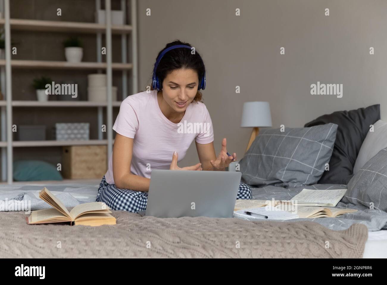 La studentessa caucasica ha una lezione di webcam a casa Foto Stock