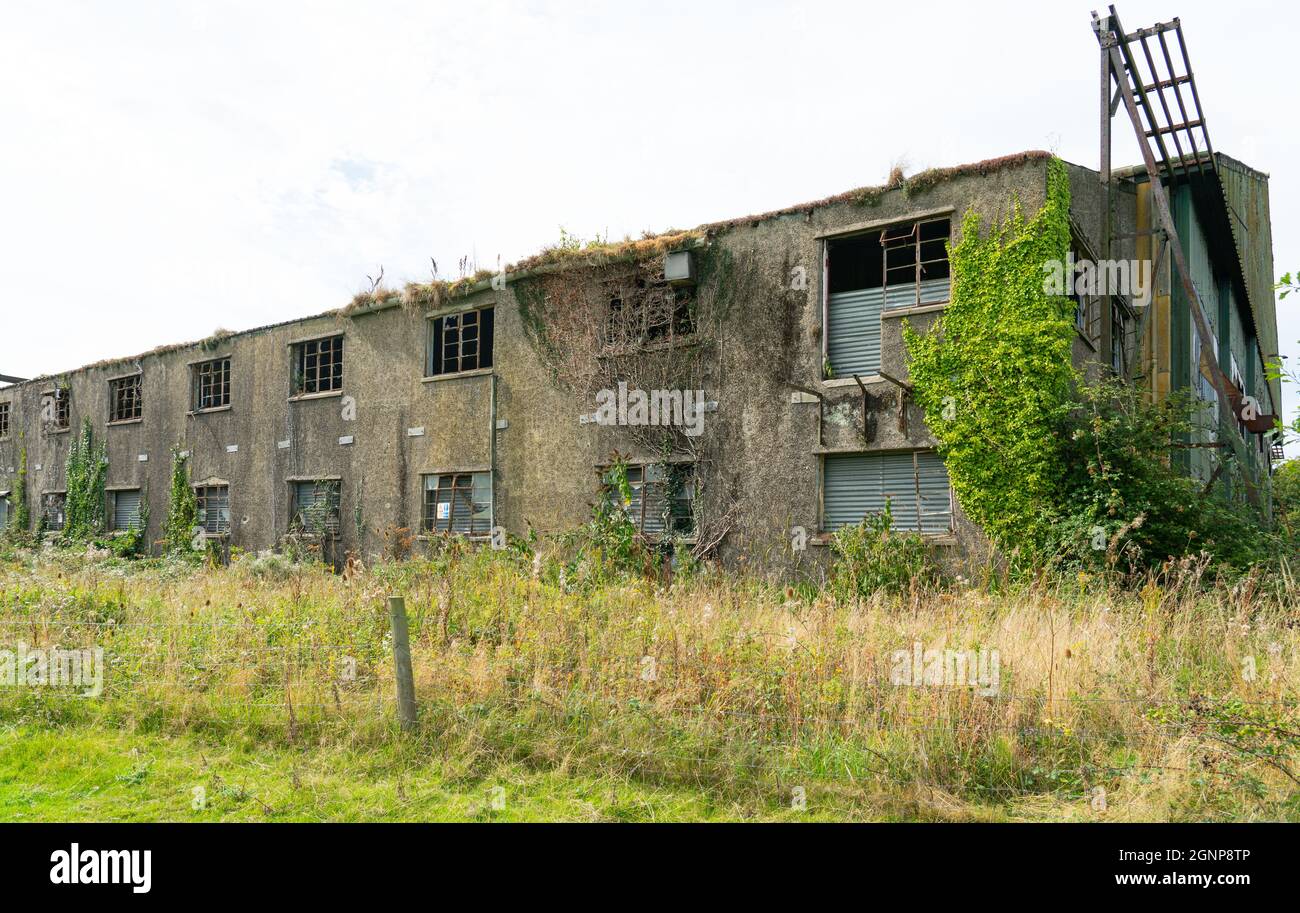 La fabbrica derelitto di Lairds di Anglesey, vicino Llangoed, Anglesey, Galles del Nord. Preso nel settembre 2021. Foto Stock