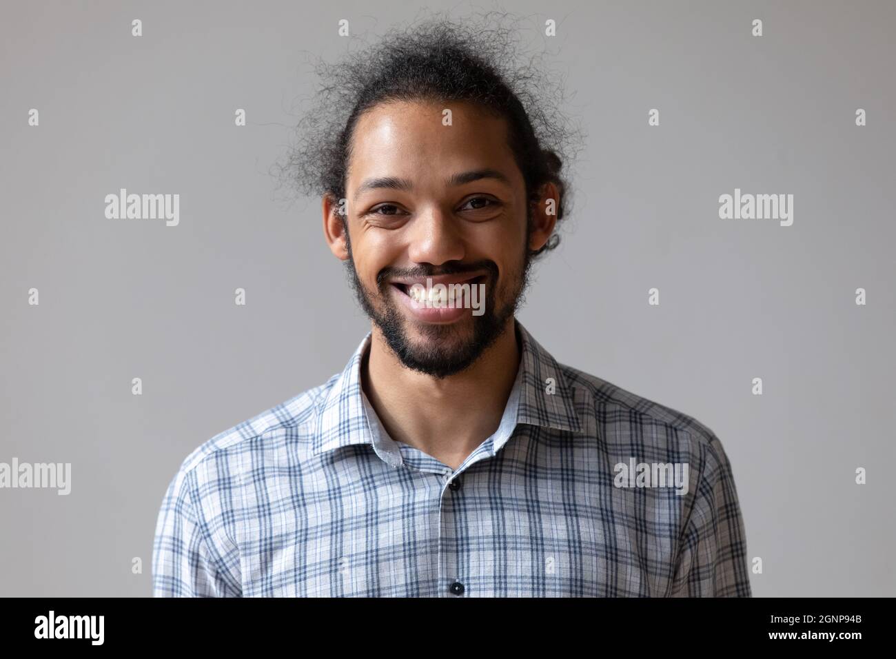 Testa ritratto sorridente afroamericano su sfondo grigio Foto Stock