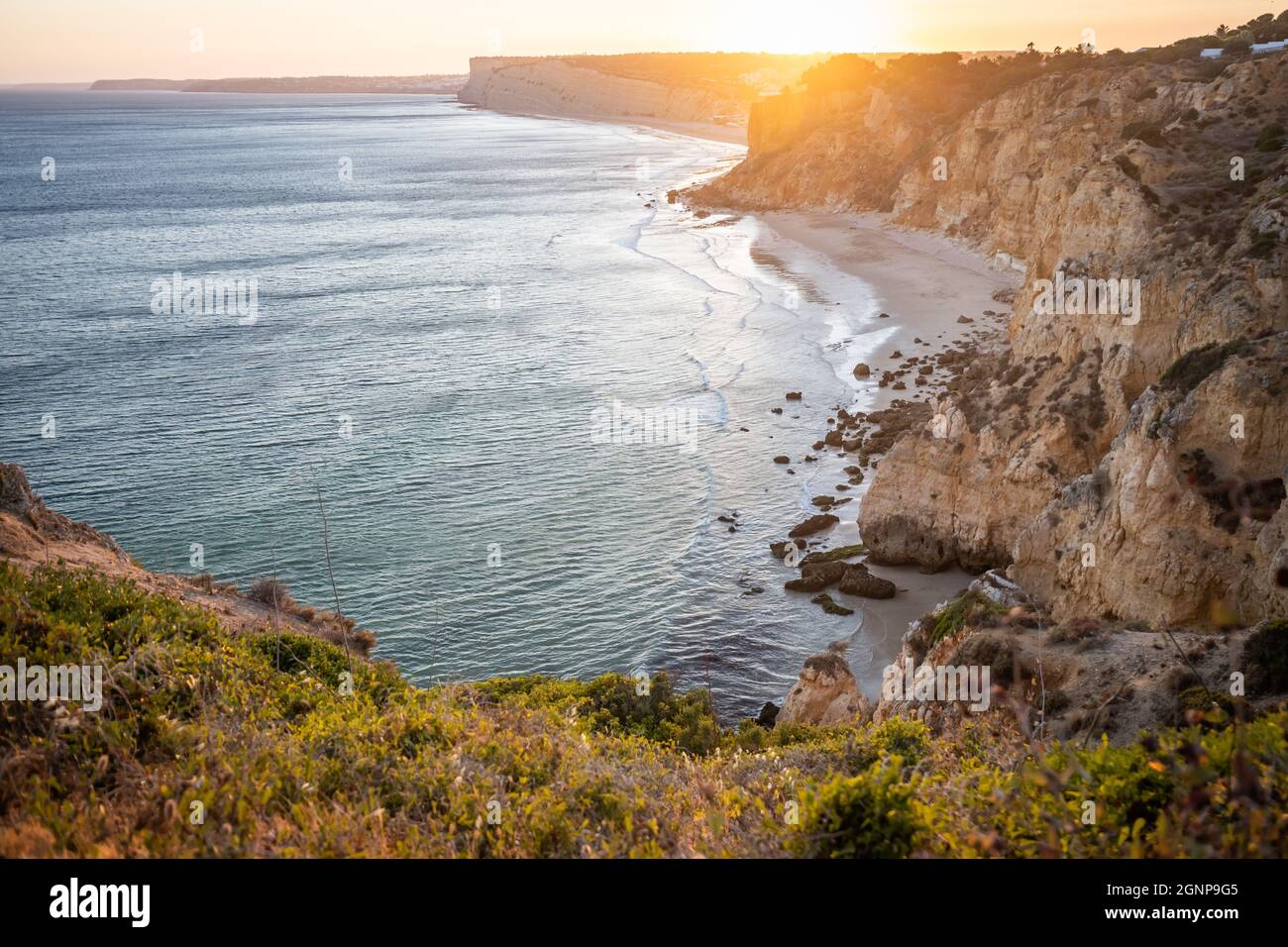 Vista mozzafiato su Praia do Camilo a Lagos, Algarve Portogallo durante l'alba. Rocce, scogliere e formazioni nell'oceano. Tesoro naturale Foto Stock
