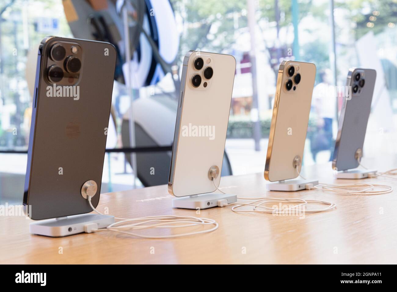 IPhone 13 Pro Max in mostra all'interno dell'Apple Store di Omotesando, Tokyo il 27 settembre 2021. Credit: Stanislav Kogiku/AFLO/Alamy Live News Foto Stock
