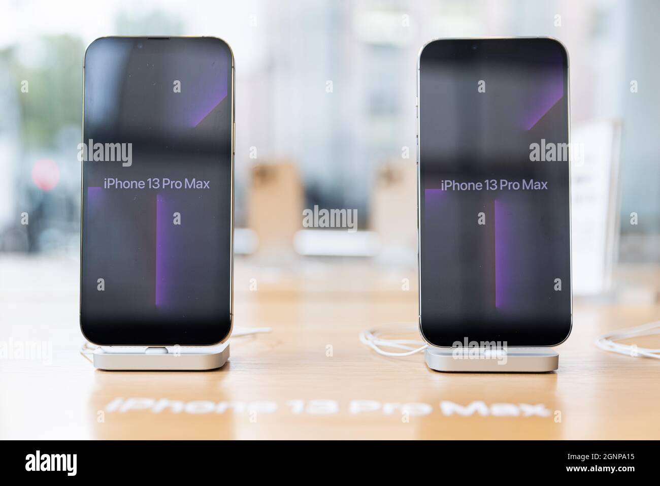 IPhone 13 Pro Max in mostra all'interno dell'Apple Store di Omotesando, Tokyo il 27 settembre 2021. Credit: Stanislav Kogiku/AFLO/Alamy Live News Foto Stock