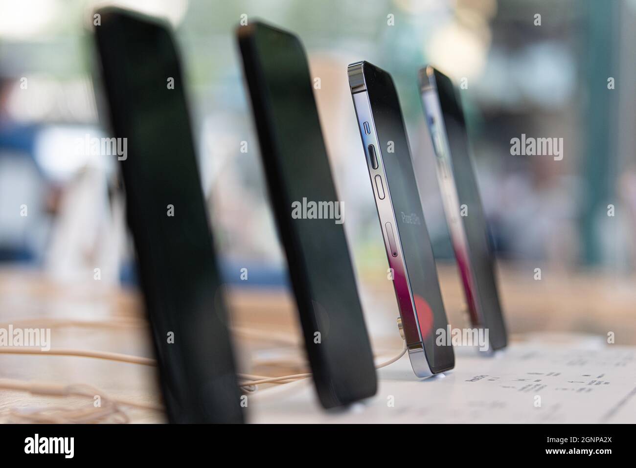 IPhone 13 Pro Max in mostra all'interno dell'Apple Store di Omotesando, Tokyo il 27 settembre 2021. Credit: Stanislav Kogiku/AFLO/Alamy Live News Foto Stock