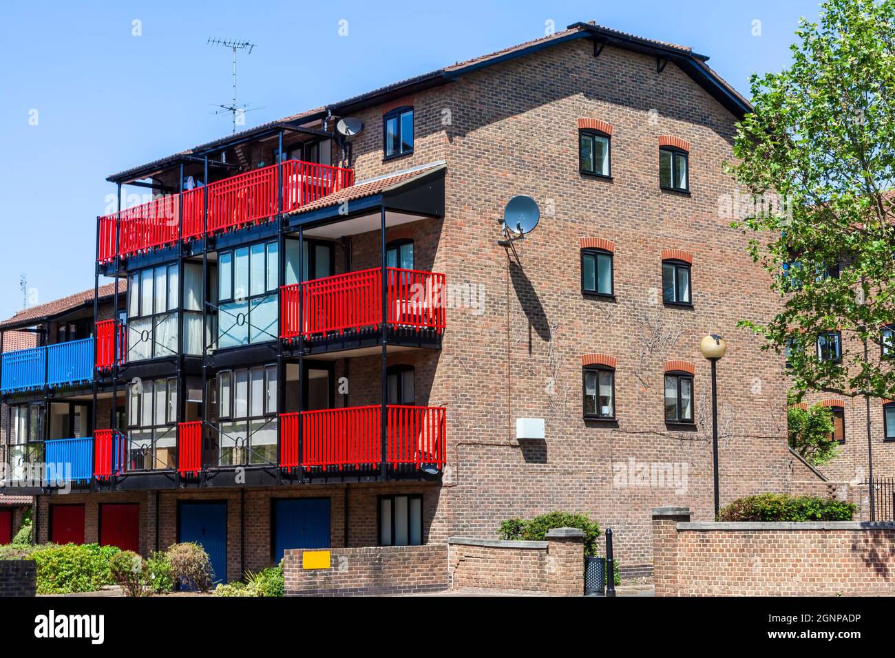 Nuovo edificio di architettura moderna di appartamenti residenziali di lusso su uno sviluppo di alloggi per la proprietà a Londra Dockland Inghilterra Regno Unito Foto Stock