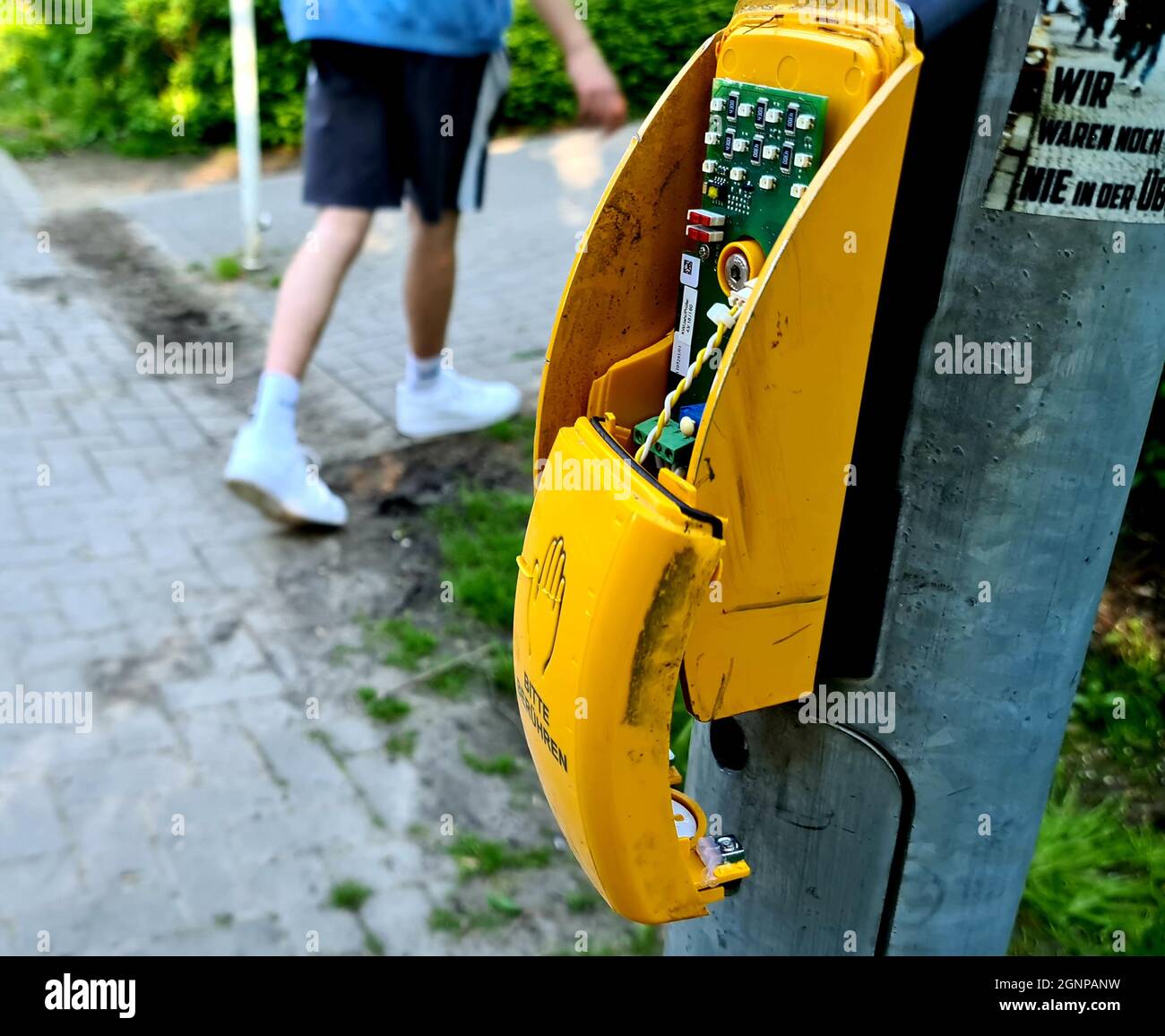 Tasto di richiesta distrutto al faro pedonale, Germania Foto Stock