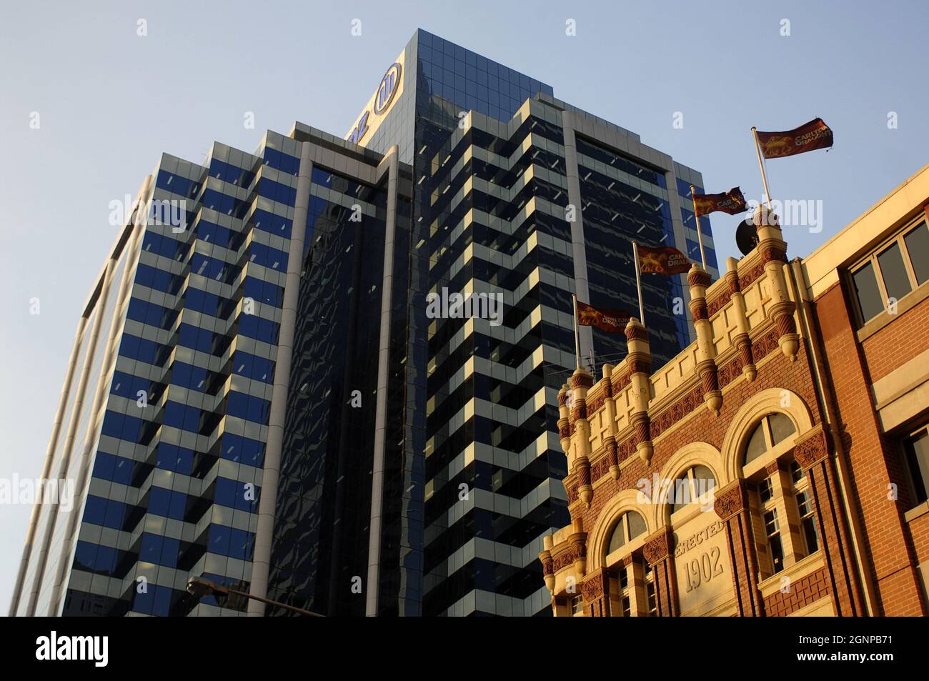 Vecchia casa accanto ad un moderno grattacielo a Sydney, Germania, Sydney Foto Stock