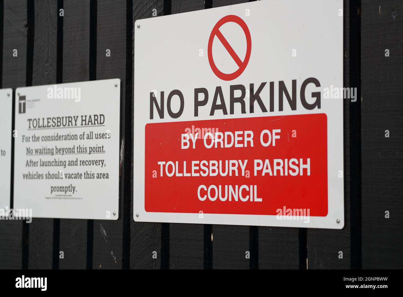 No Parking Sign in Tollesbury Harbour, Tollesbury, Essex, UK Foto Stock