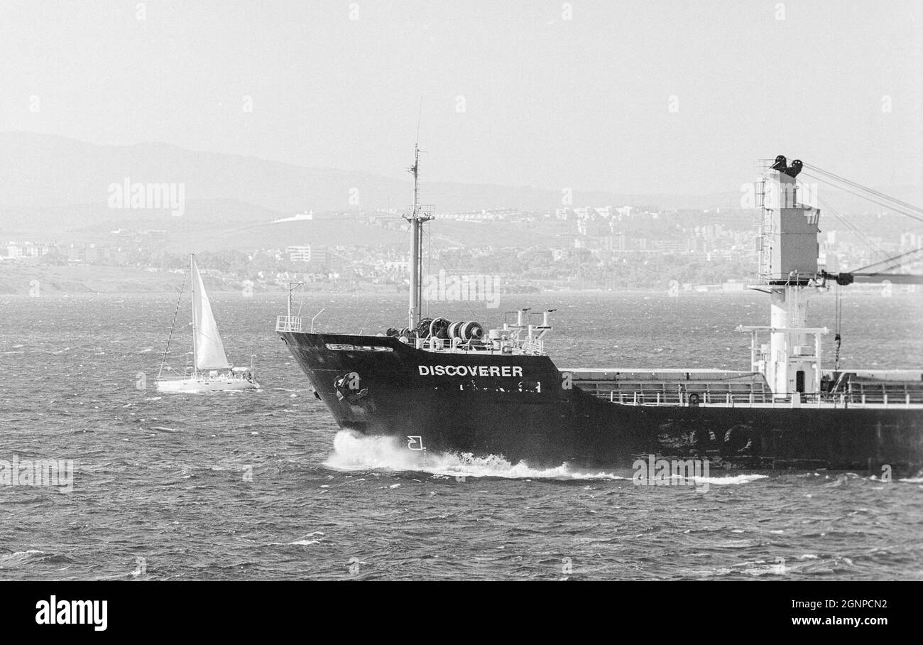 Nave che passa attraverso lo stretto di Gibilterra Foto Stock