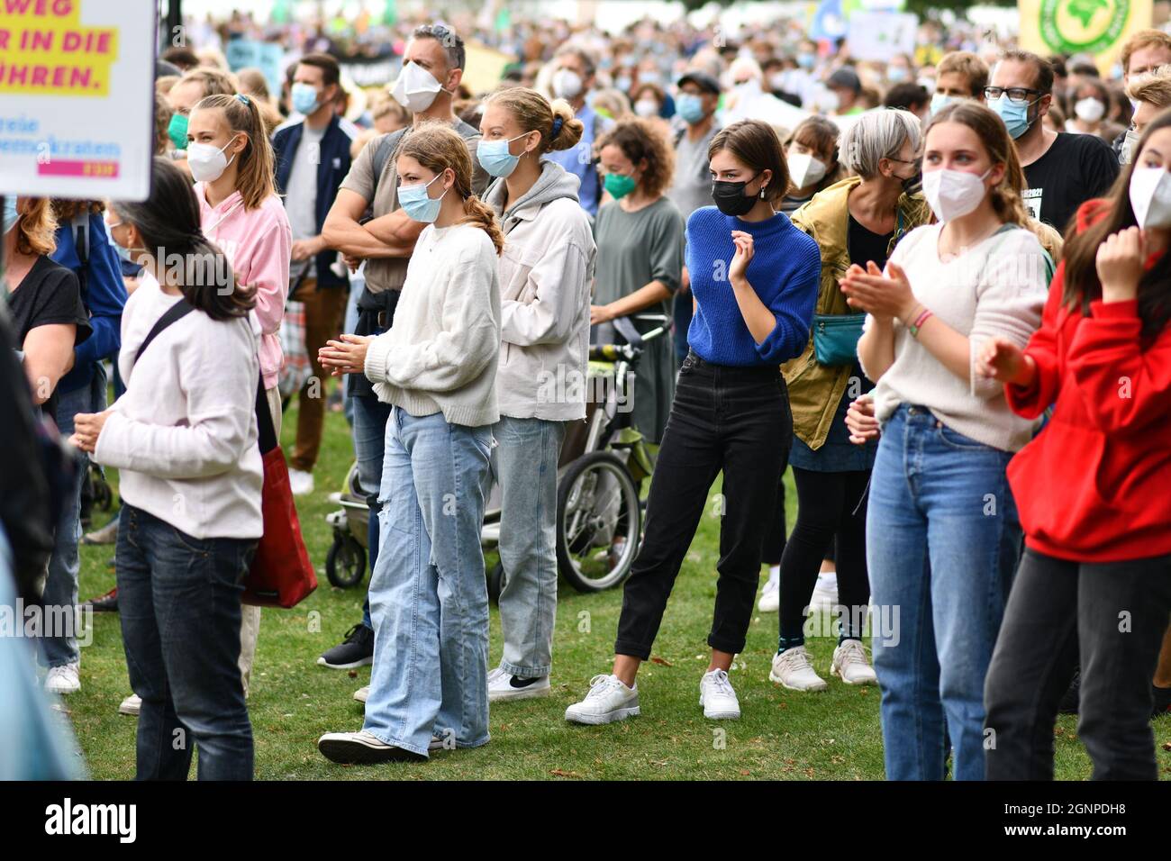 Heidelberg, Germania - 24 settembre 2021: I giovani che partecipano alla manifestazione Global Climate Strike con maschere facciali durante la crisi del virus Corona Foto Stock