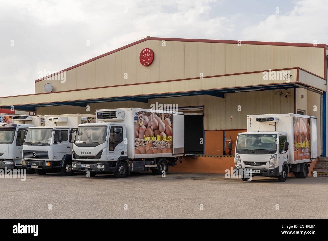 Manacor, Spagna; settembre 25 2021: Facciata principale della gallina uovo azienda Avicola Ballester con camion di consegna parcheggiati all'ingresso del Majorcan a. Foto Stock