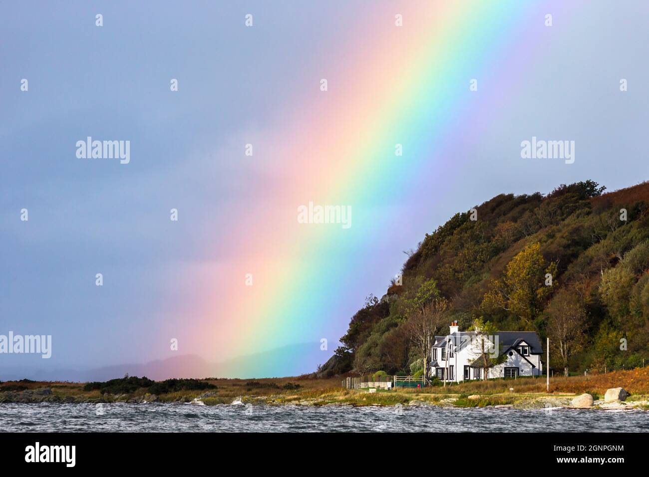 Arcobaleno sopra Lochranza, Isola di Arran, Scozia Foto Stock