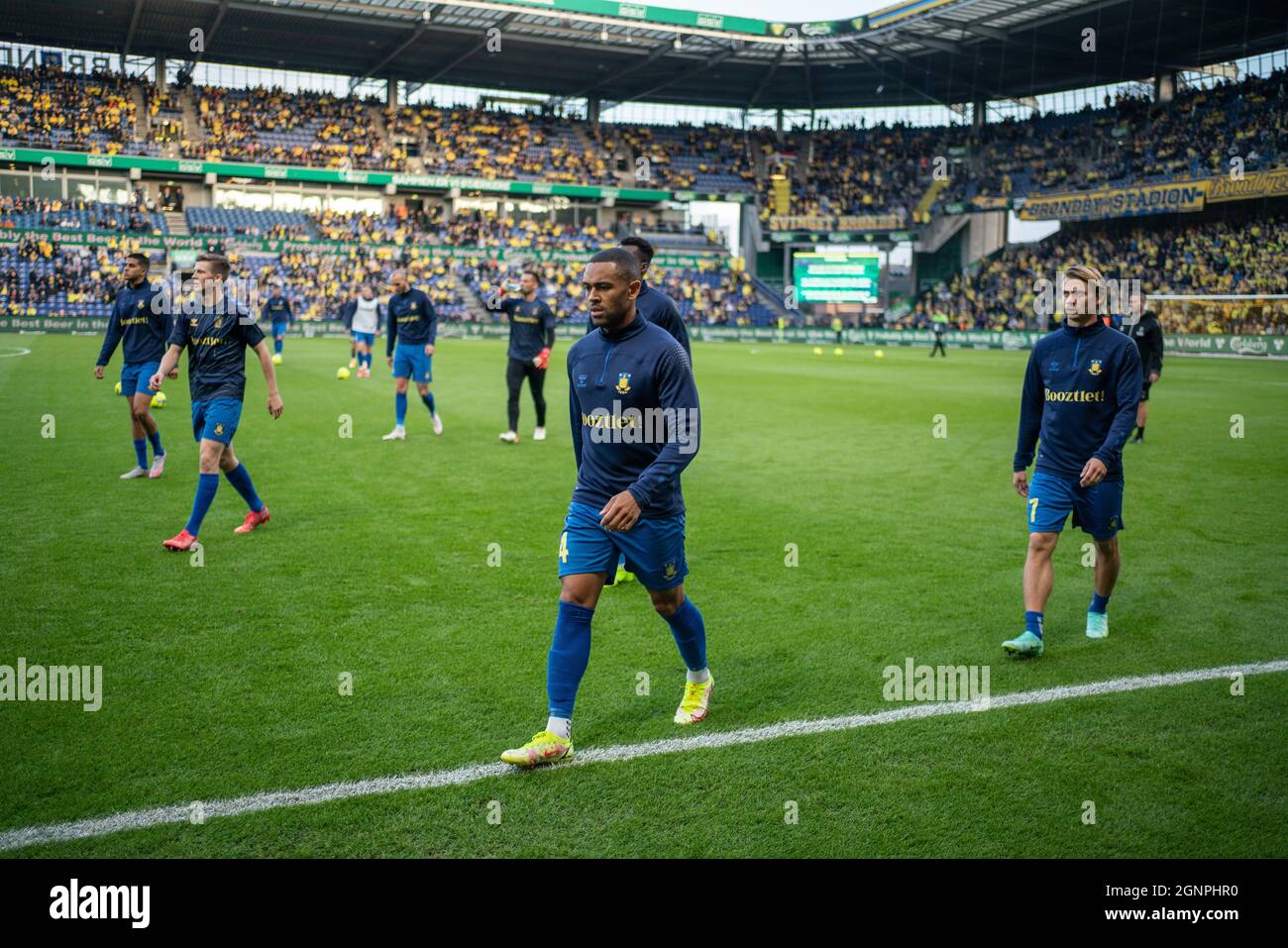 Brondby, Danimarca. 26 settembre 2021. Kevin Mensah (14) di Broendby SE lascia il campo dopo il riscaldamento prima della 3F Superliga partita tra Broendby IF e Aalborg Boldklub al Brondby Stadion. (Photo Credit: Gonzales Photo/Alamy Live News Foto Stock