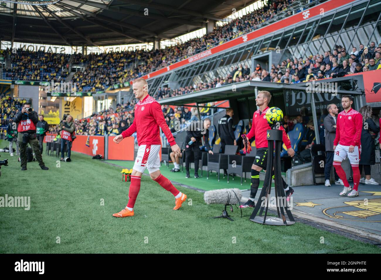 Brondby, Danimarca. 26 settembre 2021. Rasmus Thelander (26) di Aalborg Boldklub entra in campo per la 3F Superliga partita tra Broendby IF e Aalborg Boldklub al Brondby Stadion. (Photo Credit: Gonzales Photo/Alamy Live News Foto Stock