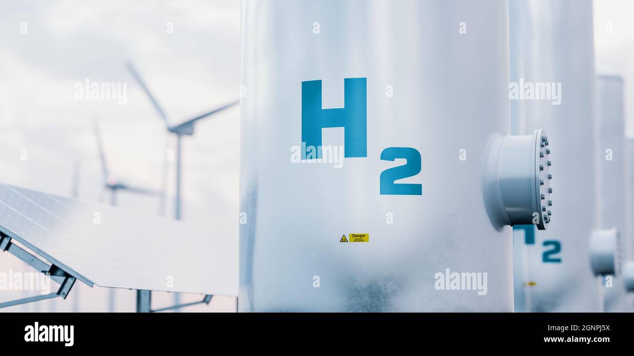 Serbatoio del gas di stoccaggio dell'energia a idrogeno con pannelli solari e turbina eolica in background. rendering 3d. Foto Stock