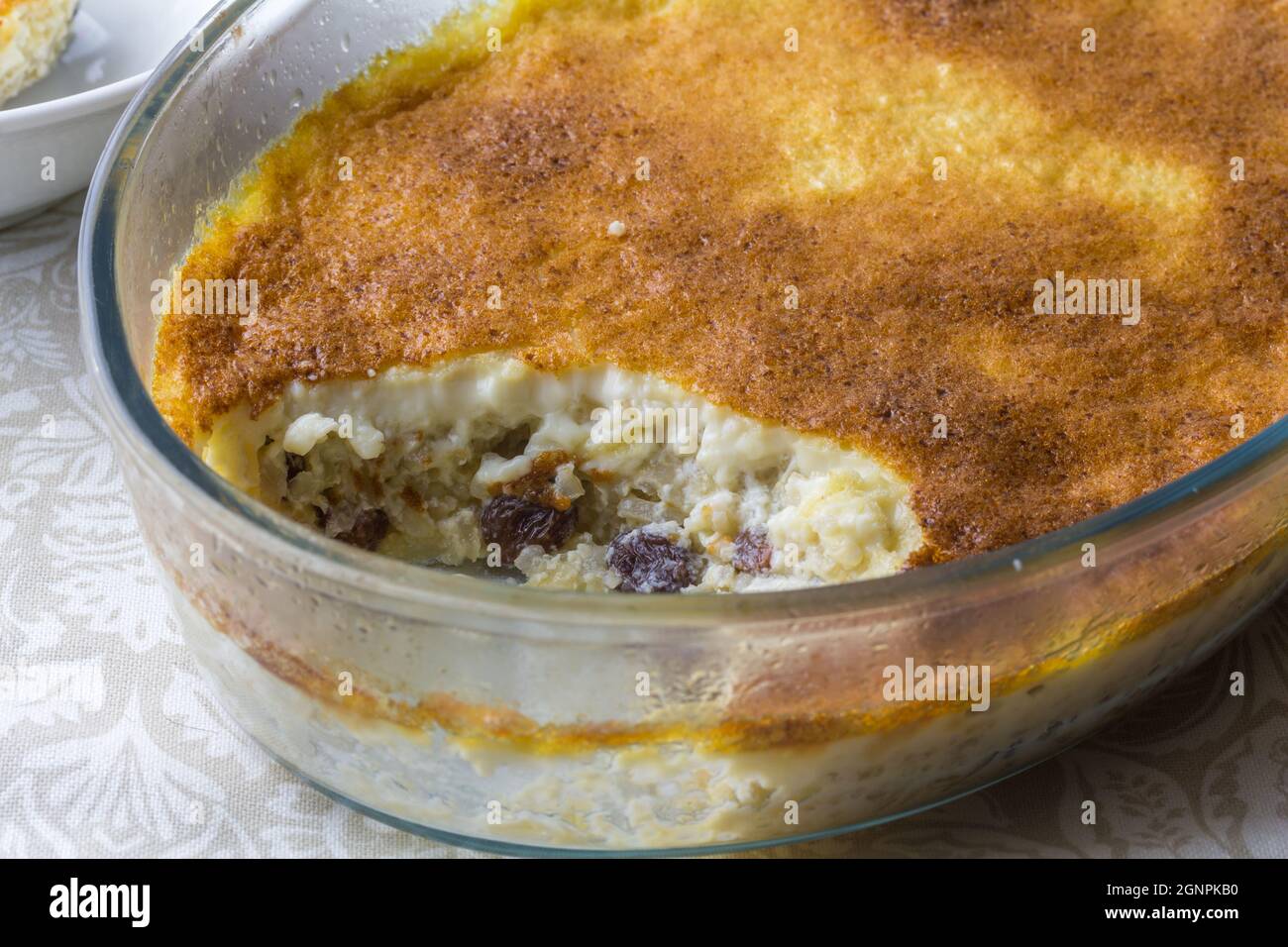 Dessert al budino di riso con uvetta e cannella da vicino Foto Stock