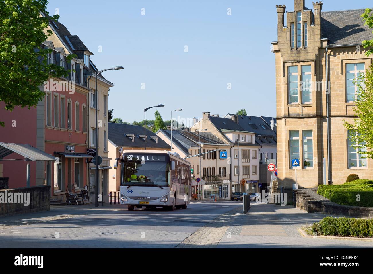 Europa, Lussemburgo, Mersch, autobus che passa per Place St. Michel e Rue Grande-Duchesse Charlotte (CR123) Foto Stock